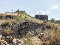Vieux Montlaux  Vestiges de l'église St Jacques - Restes du mur Est de l'église. Au loin, le rempart vue précédemment. Nous nous trouvons ici dans l'enceinte du castrum. Le Château et le donjon ont totalement disparu ...