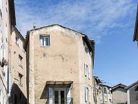 Volonne  A gauche la rue des Hussards. En face, la rue de La Liberté. Elle est la limite du Volonne médiéval ...
