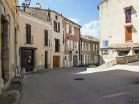 Volonne  Vue sur la rue Victor Heyries, la grande Fontaine et son lavoir à droite. A gauche au 1er plan la porte de l'ancienne mairie ...