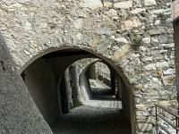 Volonne  Le chemin de ronde ...