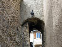 Volonne  Accès du chemin de ronde depuis la ville médiévale ...