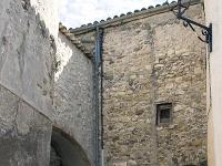 Volonne  A droite, l'entrée du Chemin de Ronde. A gauche, l'entrée de la rue Centrale, rue principale du bourg médiéval ...